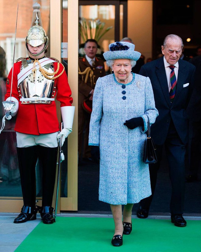 Ngoài các công nương, lịch sử thời trang Hoàng gia Anh còn có Nữ hoàng Elizabeth II là biểu tượng trường tồn mãi với thời gian - Ảnh 42.
