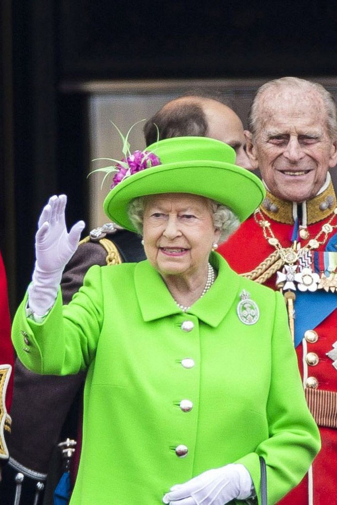Ngoài các công nương, lịch sử thời trang Hoàng gia Anh còn có Nữ hoàng Elizabeth II là biểu tượng trường tồn mãi với thời gian - Ảnh 43.