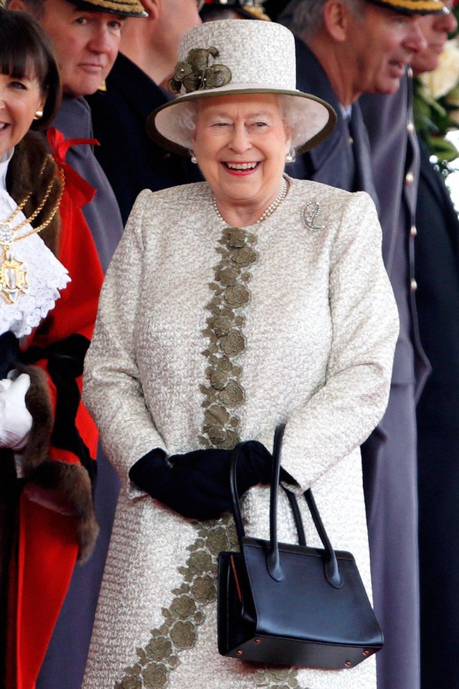 Ngoài các công nương, lịch sử thời trang Hoàng gia Anh còn có Nữ hoàng Elizabeth II là biểu tượng trường tồn mãi với thời gian - Ảnh 44.