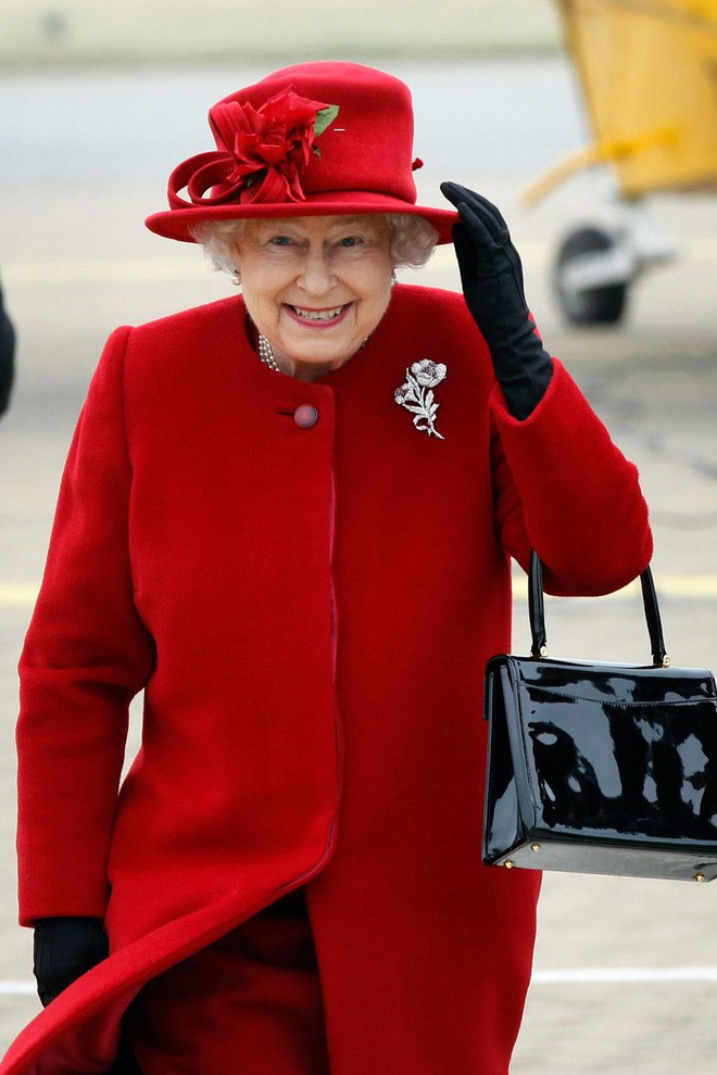 Ngoài các công nương, lịch sử thời trang Hoàng gia Anh còn có Nữ hoàng Elizabeth II là biểu tượng trường tồn mãi với thời gian - Ảnh 46.
