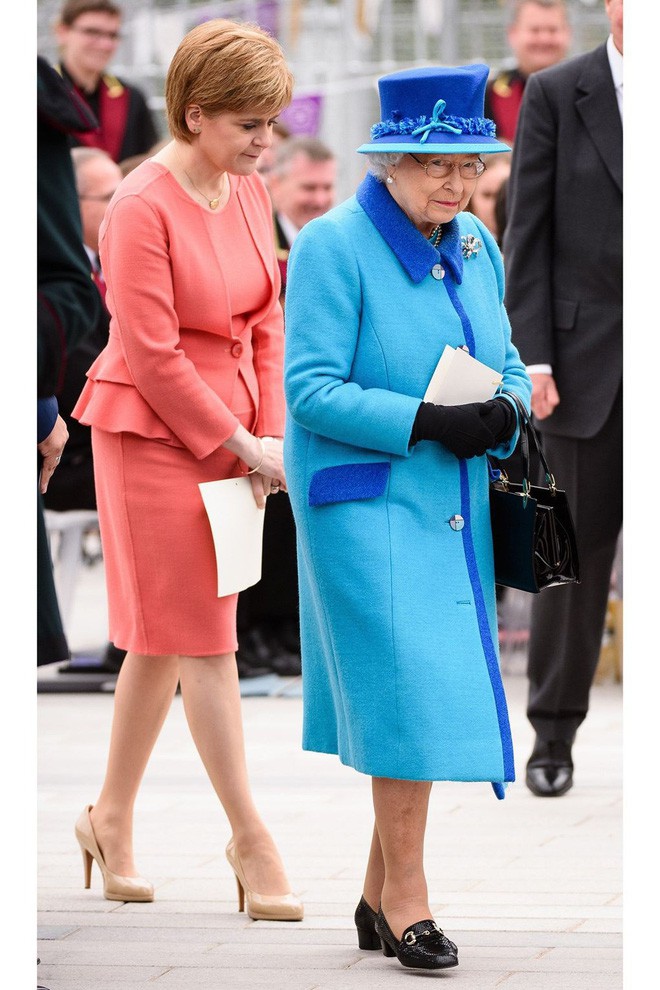 Ngoài các công nương, lịch sử thời trang Hoàng gia Anh còn có Nữ hoàng Elizabeth II là biểu tượng trường tồn mãi với thời gian - Ảnh 50.