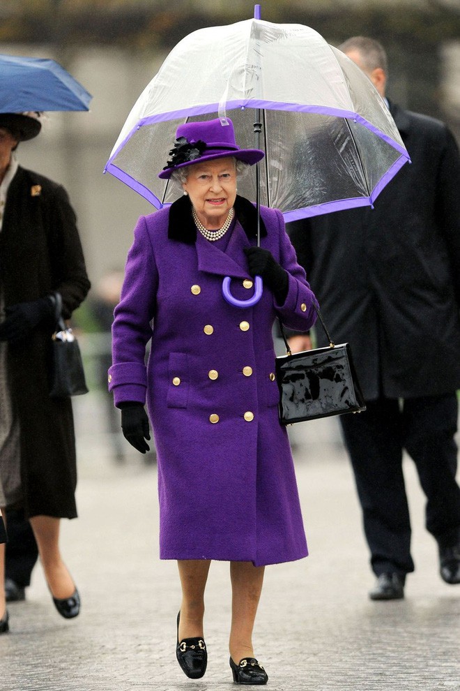 Ngoài các công nương, lịch sử thời trang Hoàng gia Anh còn có Nữ hoàng Elizabeth II là biểu tượng trường tồn mãi với thời gian - Ảnh 51.
