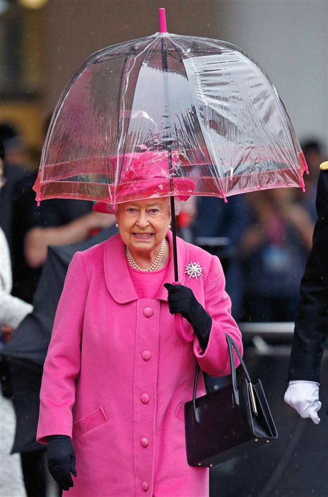Ngoài các công nương, lịch sử thời trang Hoàng gia Anh còn có Nữ hoàng Elizabeth II là biểu tượng trường tồn mãi với thời gian - Ảnh 52.