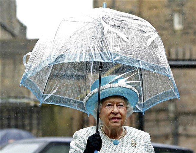 Ngoài các công nương, lịch sử thời trang Hoàng gia Anh còn có Nữ hoàng Elizabeth II là biểu tượng trường tồn mãi với thời gian - Ảnh 53.