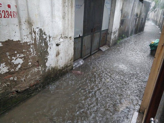 Hà Nội mưa lớn, nhiều tuyến phố ngập sâu - Ảnh 8.