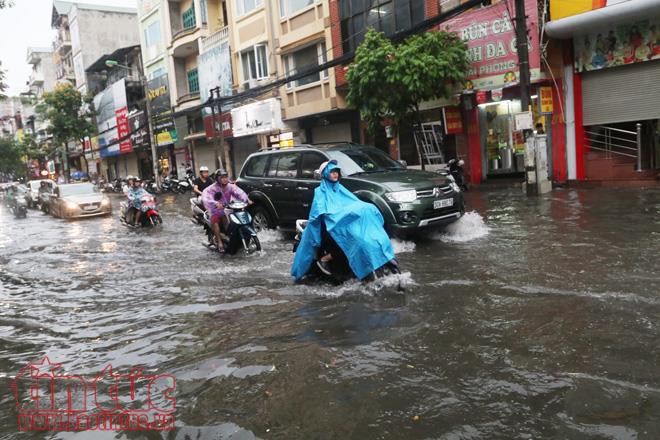 Hà Nội mưa lớn, nhiều tuyến phố ngập sâu - Ảnh 9.