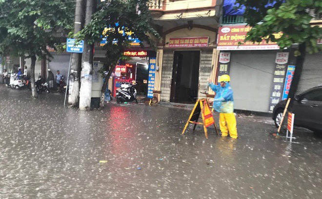 Hà Nội mưa lớn, nhiều tuyến phố ngập sâu - Ảnh 11.