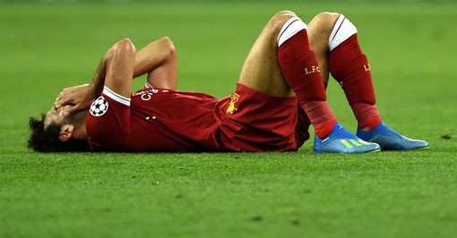 Xót xa cảnh Salah gục khóc trên vai HLV Klopp, không đá trọn chung kết Champions League vì chấn thương - Ảnh 4.