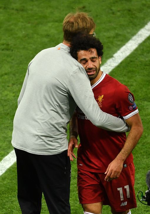 Xót xa cảnh Salah gục khóc trên vai HLV Klopp, không đá trọn chung kết Champions League vì chấn thương - Ảnh 1.