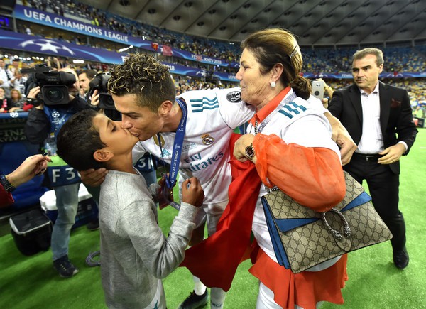 Ronaldo nồng nàn khóa môi Georgina trong ngày đi vào lịch sử Champions League - Ảnh 9.