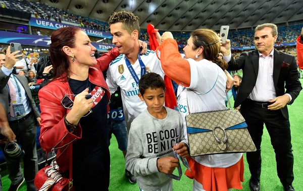 Ronaldo nồng nàn khóa môi Georgina trong ngày đi vào lịch sử Champions League - Ảnh 10.