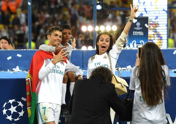 Ronaldo nồng nàn khóa môi Georgina trong ngày đi vào lịch sử Champions League - Ảnh 8.