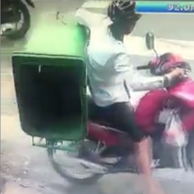 Clip thanh niên đi xe máy ăn trộm thùng rác khiến dân mạng băn khoăn không biết trộm về để làm gì - Ảnh 2.