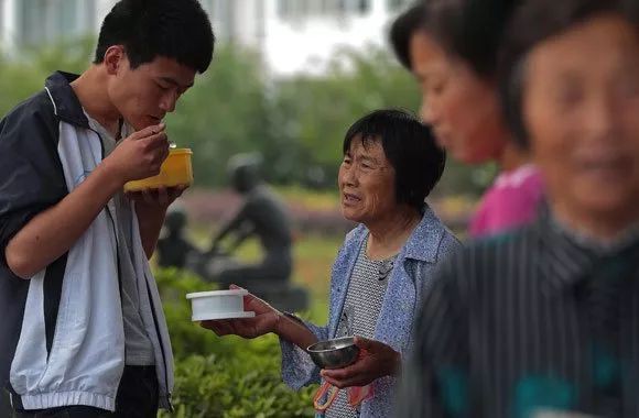 Trước lò luyện thi đại học lớn nhất châu Á: Cha mẹ mang cơm đến tận cổng, sĩ tử ăn vội vàng 1, 2 phút rồi quay vào học tiếp - Ảnh 1.