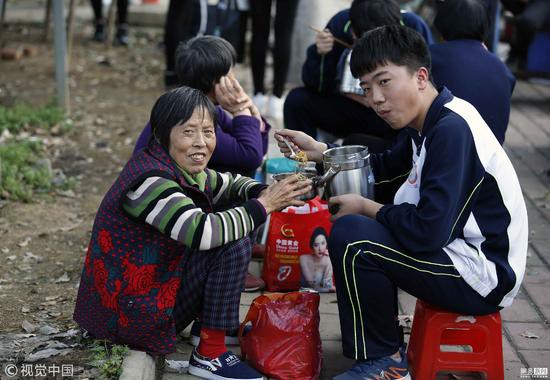 Trước lò luyện thi đại học lớn nhất châu Á: Cha mẹ mang cơm đến tận cổng, sĩ tử ăn vội vàng 1, 2 phút rồi quay vào học tiếp - Ảnh 2.