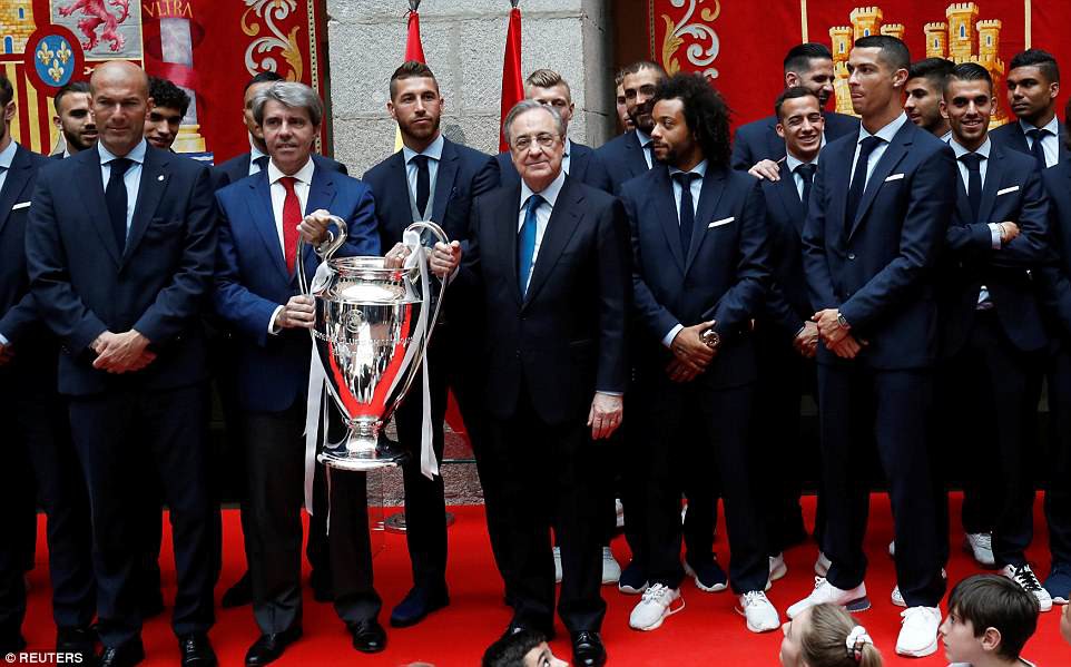 CĐV Real Madrid hô vang Ronaldo, ở lại đi trong lễ diễu hành mừng công hoành tráng - Ảnh 12.