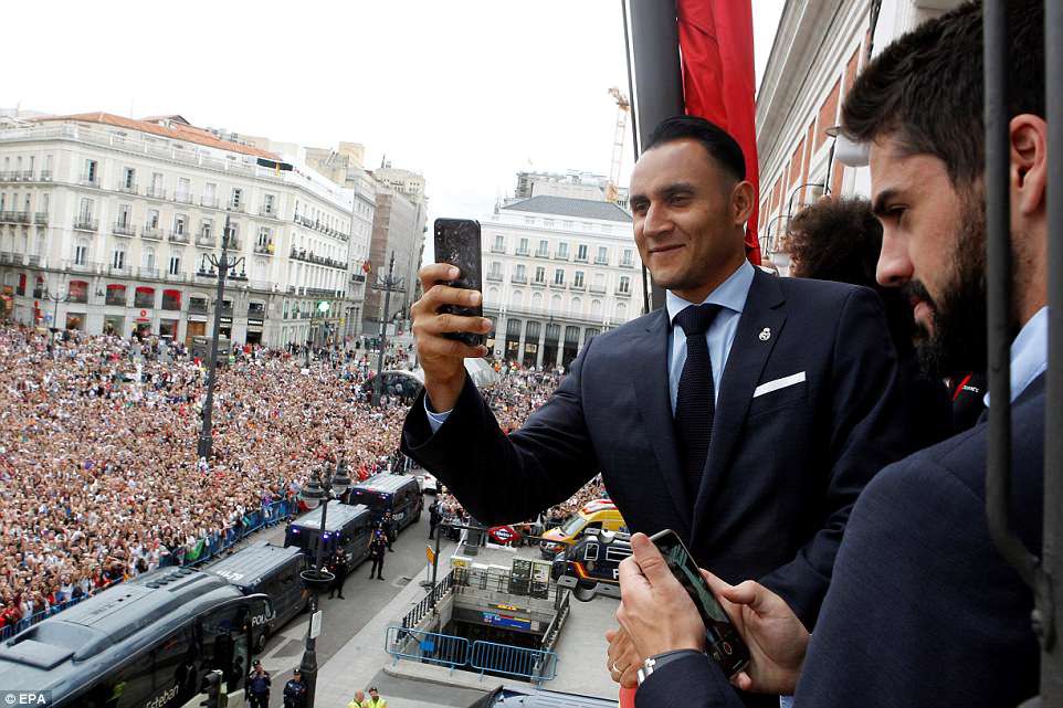 CĐV Real Madrid hô vang Ronaldo, ở lại đi trong lễ diễu hành mừng công hoành tráng - Ảnh 11.