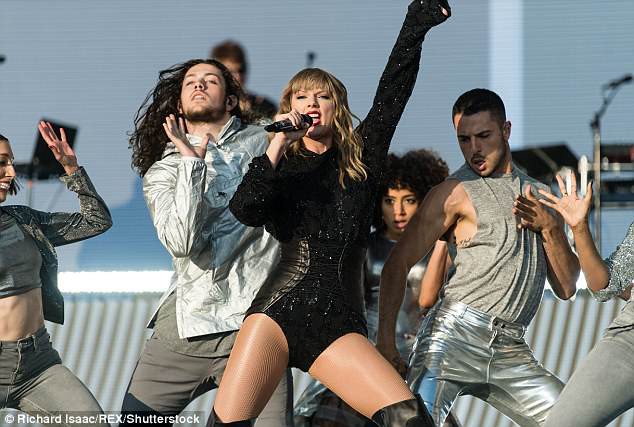 Taylor Swift sexy hơn bao giờ hết, tự tin khoe dáng bên dàn vũ công nam cơ bắp - Ảnh 5.