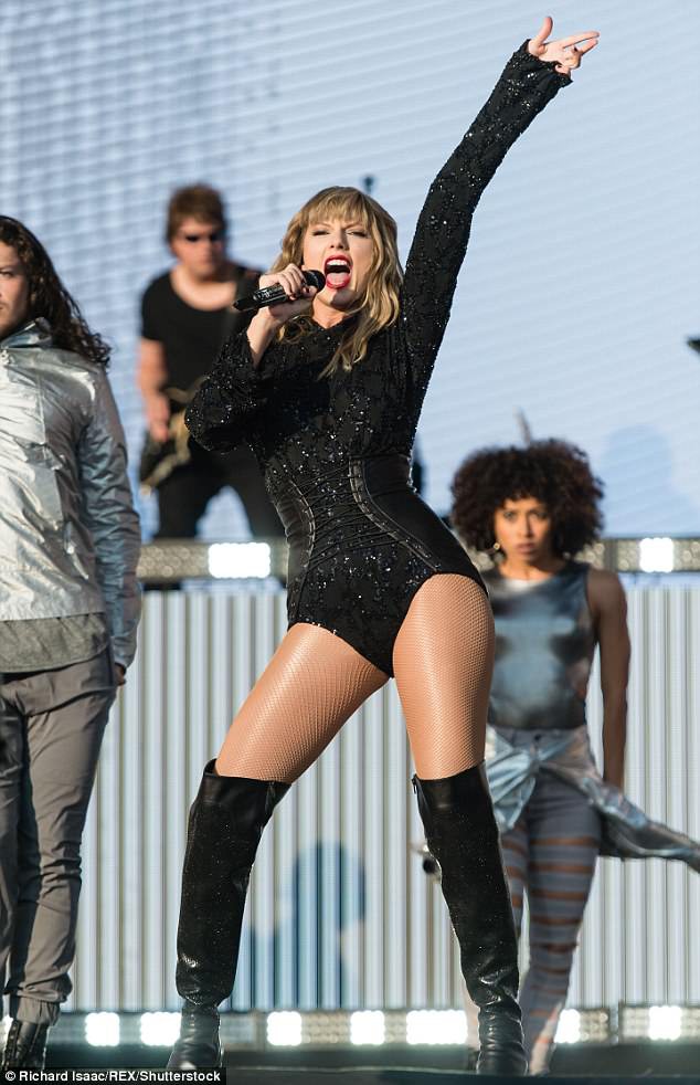 Taylor Swift sexy hơn bao giờ hết, tự tin khoe dáng bên dàn vũ công nam cơ bắp - Ảnh 7.