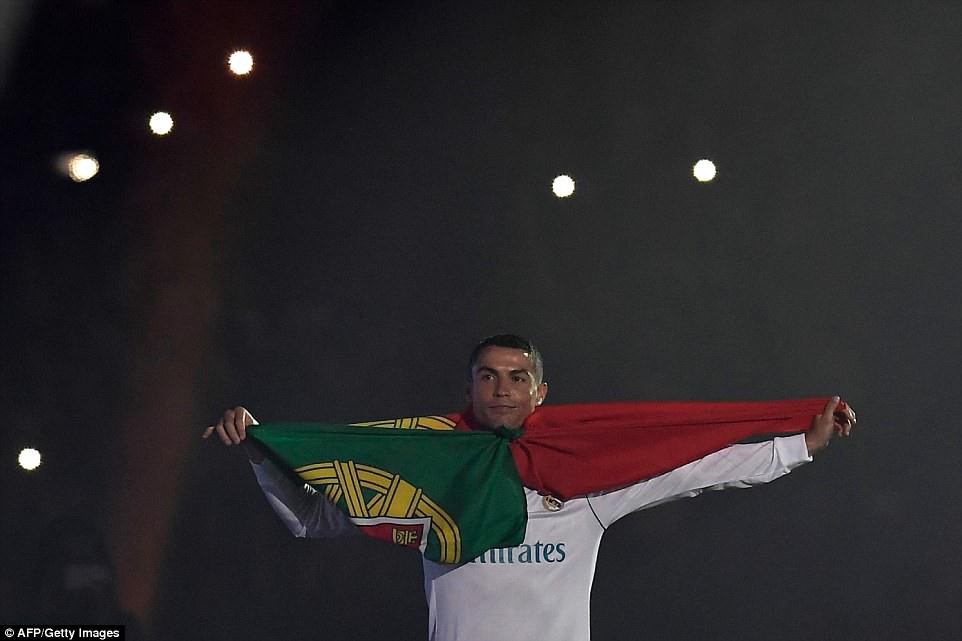 CĐV Real Madrid hô vang Ronaldo, ở lại đi trong lễ diễu hành mừng công hoành tráng - Ảnh 16.