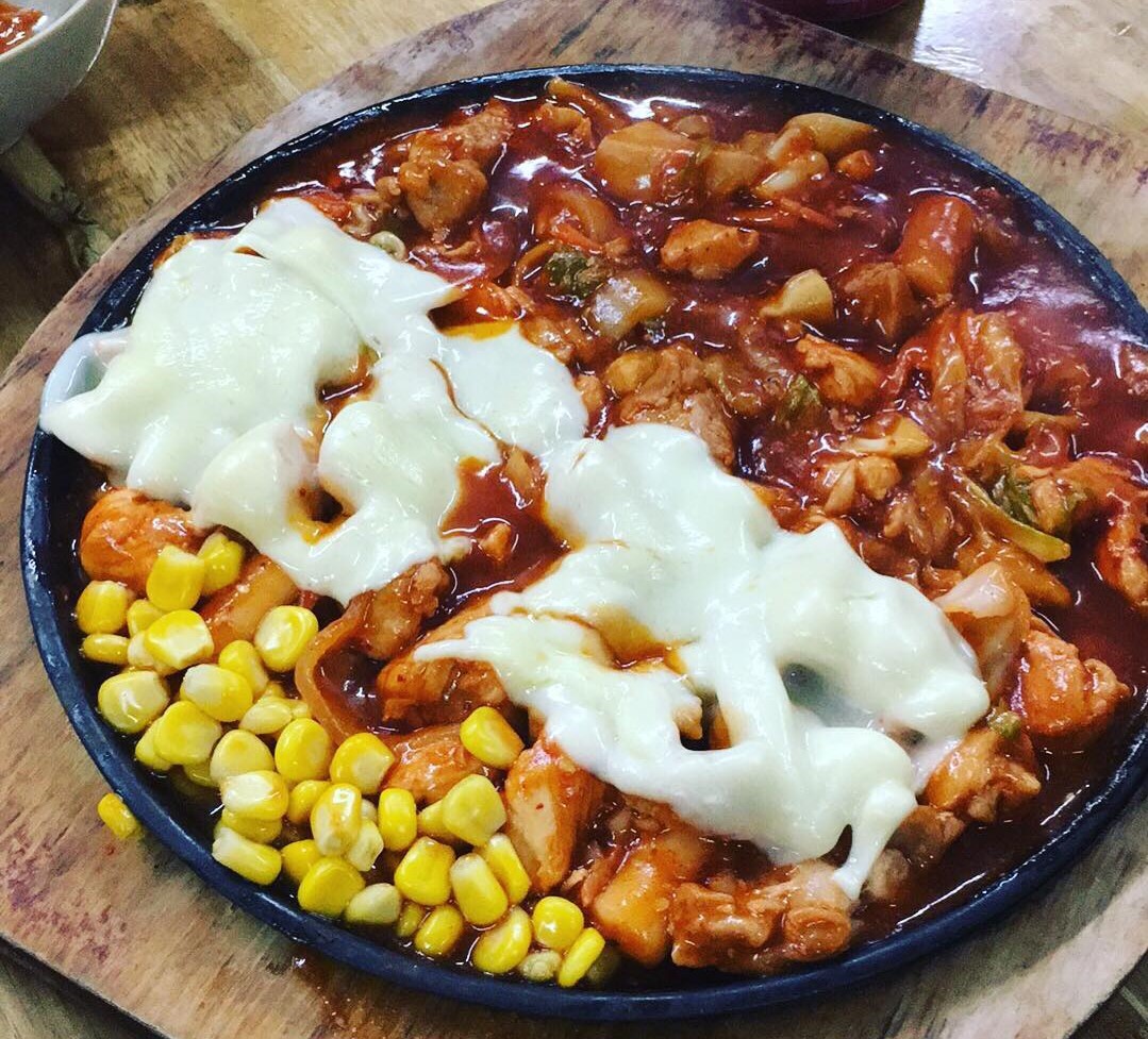 Hoa hết cả mắt với đủ m&oacute;n ngon ngoại nhập ở khu ăn uống quanh trường THPT Kim Li&ecirc;n H&agrave; Nội - Ảnh 9.