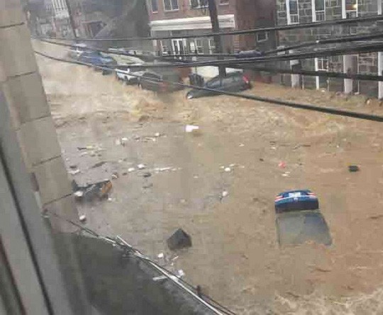 Mỹ: Mưa lớn và lũ lụt nhấn chìm nhiều khu vực trong bùn đất, ô tô bị nước cuốn trôi ngoài đường - Ảnh 2.