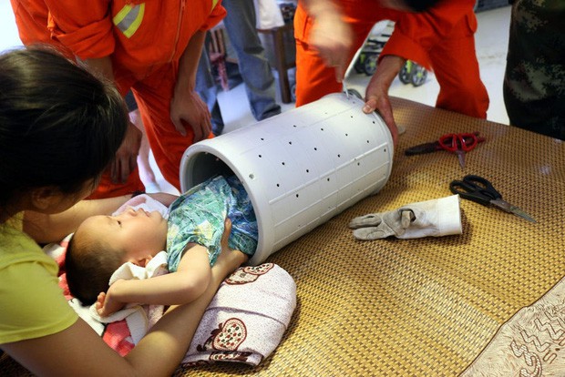 Trung Quốc: Bé trai chui vào thám hiểm máy giặt rồi mắc kẹt, một đội cứu hộ phải tới giải vây - Ảnh 4.