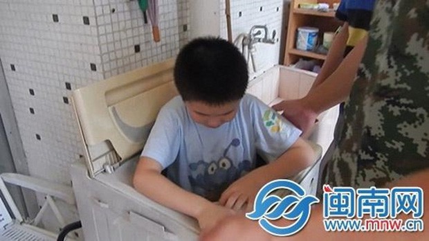 Trung Quốc: Bé trai chui vào thám hiểm máy giặt rồi mắc kẹt, một đội cứu hộ phải tới giải vây - Ảnh 5.