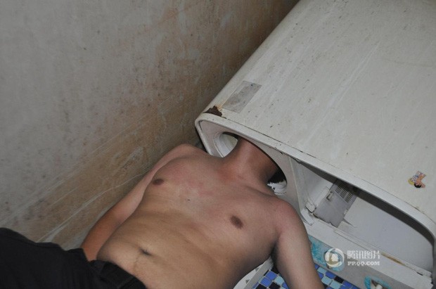 Trung Quốc: Bé trai chui vào thám hiểm máy giặt rồi mắc kẹt, một đội cứu hộ phải tới giải vây - Ảnh 6.