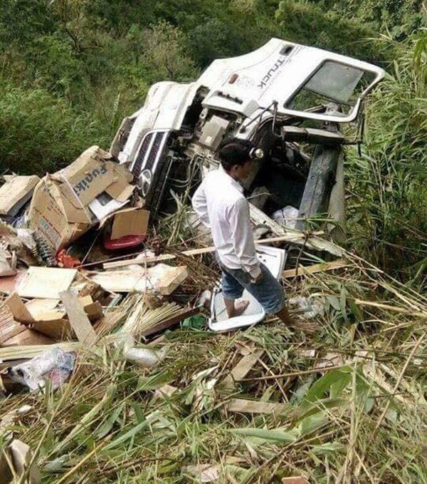 Lai Châu: Xe tải đâm xuống vách núi sâu 70 mét, 1 người phụ nữ tử vong, 2 người khác bị thương - Ảnh 1.