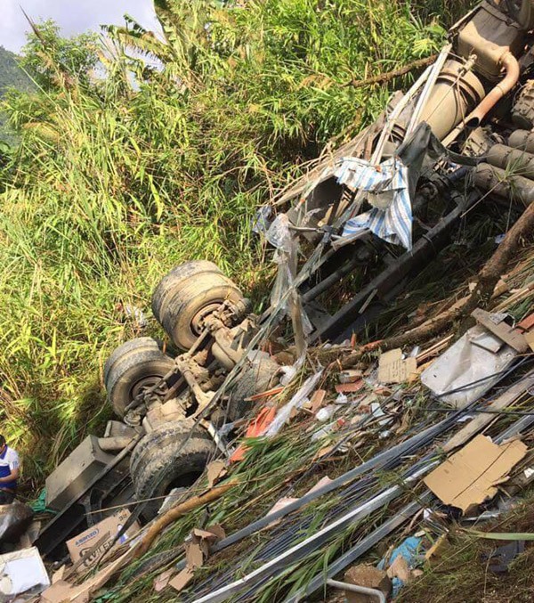 Lai Ch&acirc;u: Xe tải đ&acirc;m xuống v&aacute;ch n&uacute;i s&acirc;u 70 m&eacute;t, 1 người phụ nữ tử vong, 2 người kh&aacute;c bị thương - Ảnh 2.