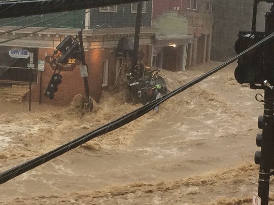 Mỹ: Mưa lớn và lũ lụt nhấn chìm nhiều khu vực trong bùn đất, ô tô bị nước cuốn trôi ngoài đường - Ảnh 3.