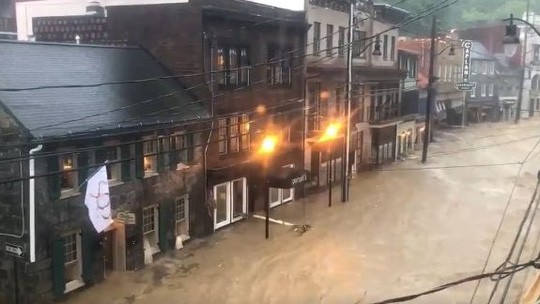 Mỹ: Mưa lớn và lũ lụt nhấn chìm nhiều khu vực trong bùn đất, ô tô bị nước cuốn trôi ngoài đường - Ảnh 5.