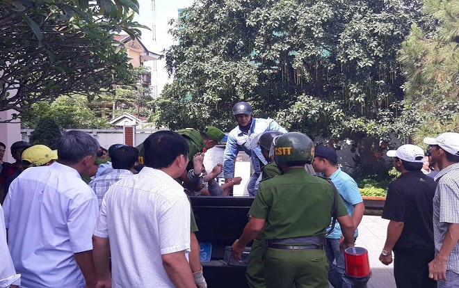 C&ocirc; g&aacute;i b&agrave;ng ho&agrave;ng kể lại gi&acirc;y ph&uacute;t cởi &aacute;o tho&aacute;t khỏi lưỡi dao kẻ xăm trổ bị ng&aacute;o đ&aacute; - Ảnh 3.