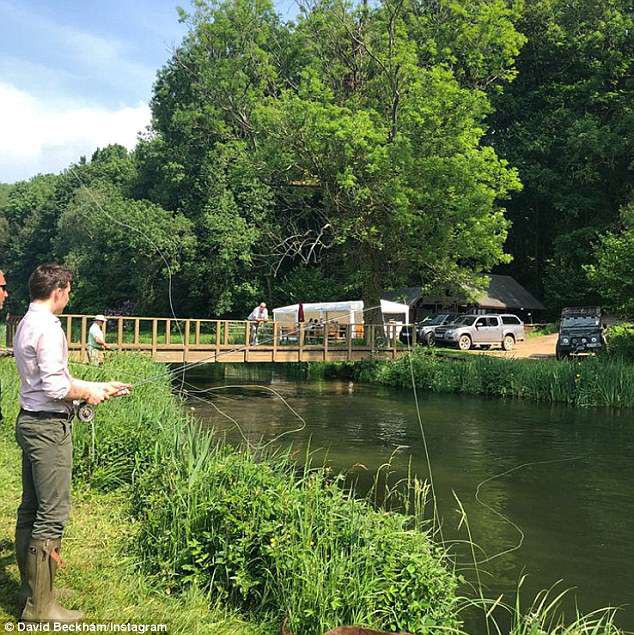 Đi câu cá cùng nhau mà bố con Beckham cũng phong cách ngời ngời, khiến dân tình trầm trồ - Ảnh 6.