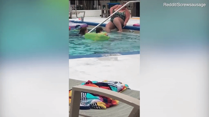 Clip Th&iacute;m trung ni&ecirc;n cạo l&ocirc;ng ch&acirc;n b&ecirc;n bể bơi g&acirc;y chấn động MXH Mỹ v&igrave; hiếm khi c&oacute; ai v&ocirc; tư được đến thế - Ảnh 1.