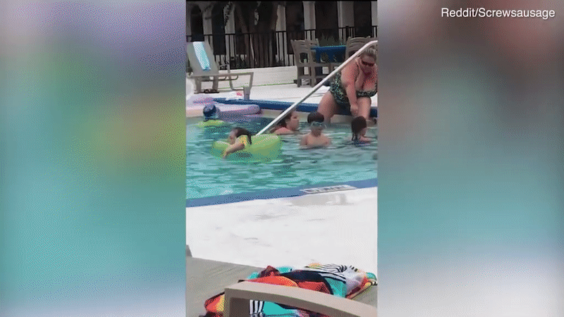 Clip Th&iacute;m trung ni&ecirc;n cạo l&ocirc;ng ch&acirc;n b&ecirc;n bể bơi g&acirc;y chấn động MXH Mỹ v&igrave; hiếm khi c&oacute; ai v&ocirc; tư được đến thế - Ảnh 2.