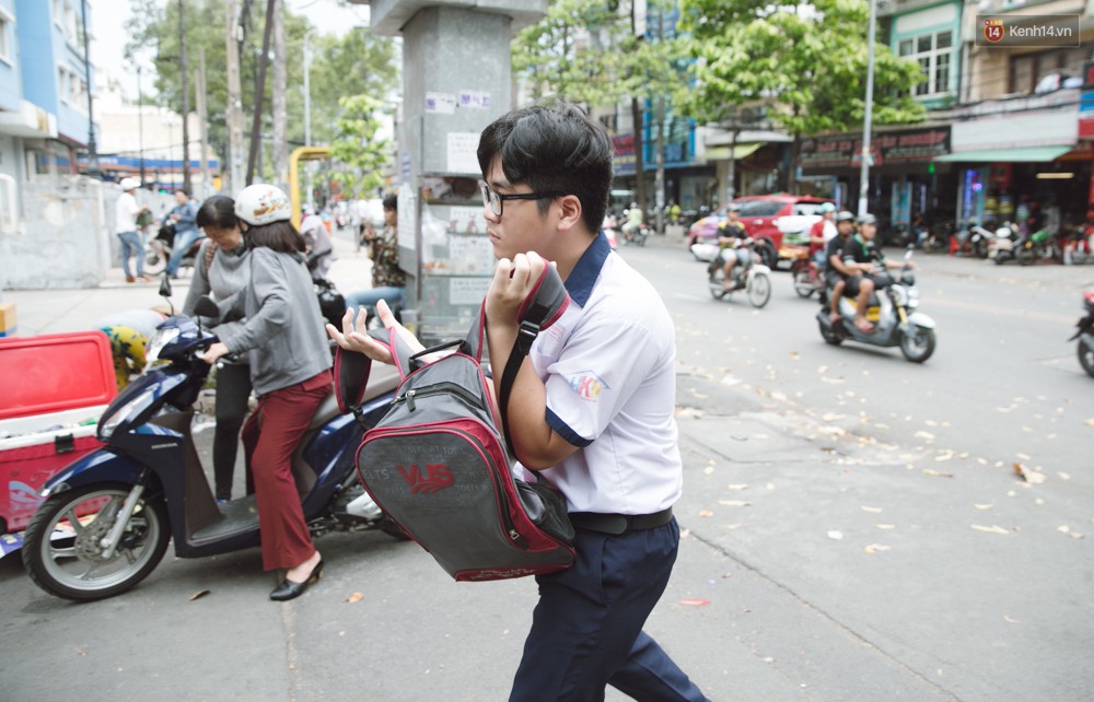Toàn cảnh kỳ thi vào lớp 10 Phổ thông năng khiếu: Những nụ cười tươi rói của phụ huynh khi biết con làm được bài - Ảnh 5.