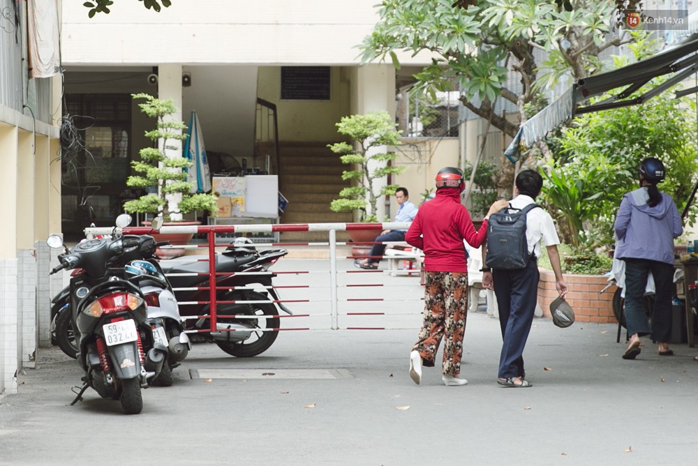 Toàn cảnh kỳ thi vào lớp 10 Phổ thông năng khiếu: Những nụ cười tươi rói của phụ huynh khi biết con làm được bài - Ảnh 6.