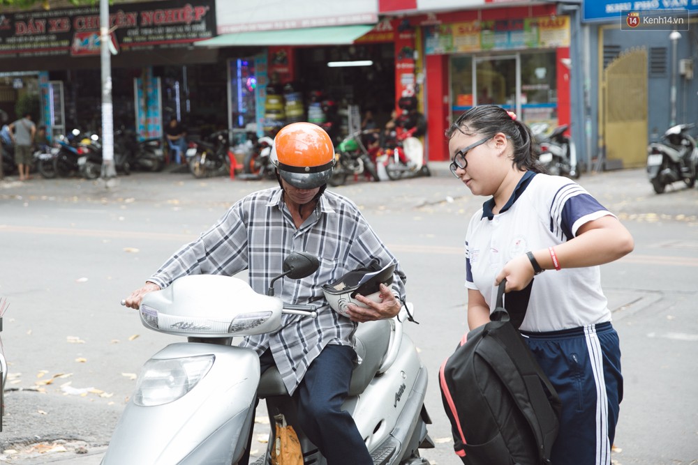 Toàn cảnh kỳ thi vào lớp 10 Phổ thông năng khiếu: Những nụ cười tươi rói của phụ huynh khi biết con làm được bài - Ảnh 7.
