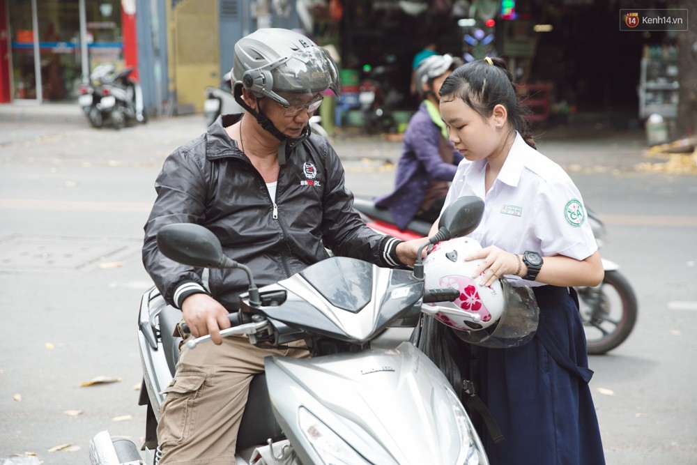 Toàn cảnh kỳ thi vào lớp 10 Phổ thông năng khiếu: Những nụ cười tươi rói của phụ huynh khi biết con làm được bài - Ảnh 8.