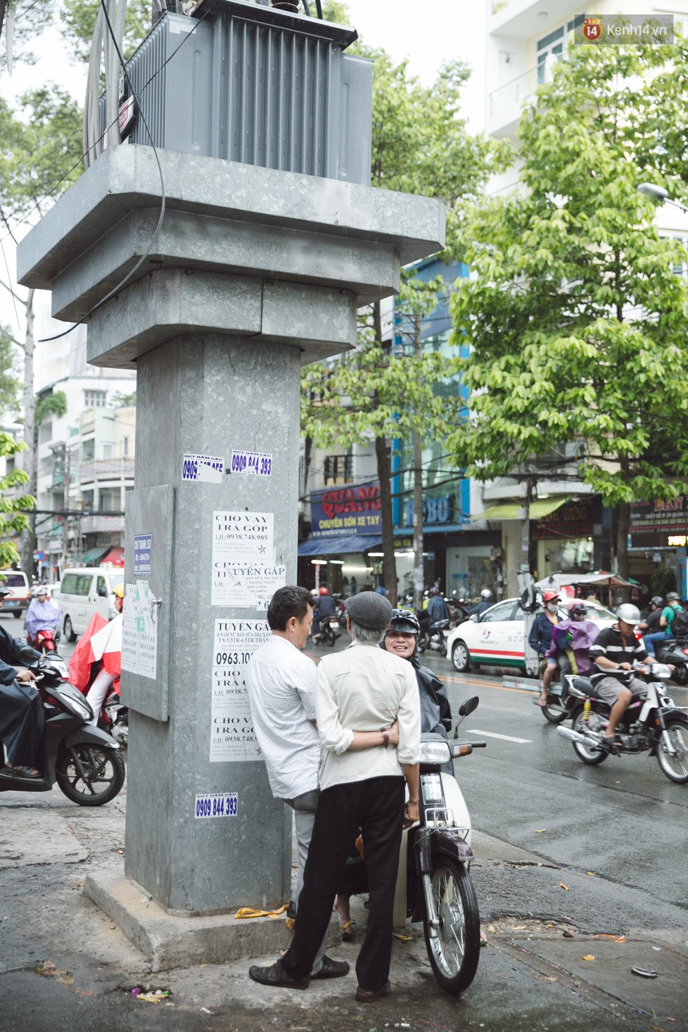 Toàn cảnh kỳ thi vào lớp 10 Phổ thông năng khiếu: Những nụ cười tươi rói của phụ huynh khi biết con làm được bài - Ảnh 10.