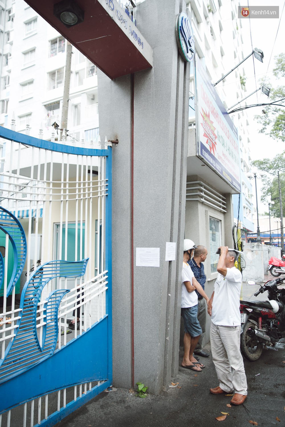 Toàn cảnh kỳ thi vào lớp 10 Phổ thông năng khiếu: Những nụ cười tươi rói của phụ huynh khi biết con làm được bài - Ảnh 11.