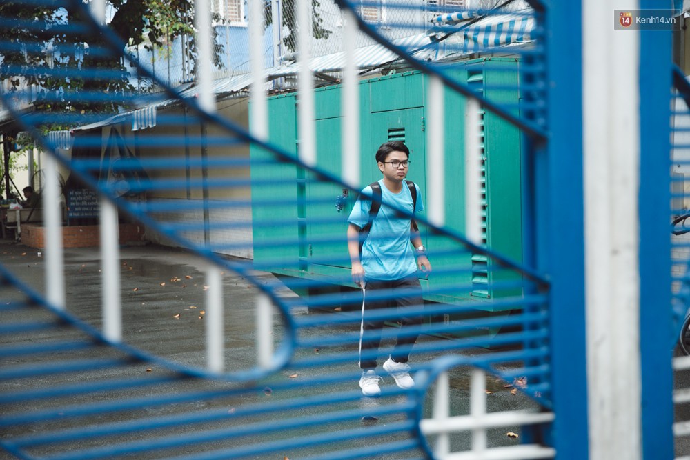 Toàn cảnh kỳ thi vào lớp 10 Phổ thông năng khiếu: Những nụ cười tươi rói của phụ huynh khi biết con làm được bài - Ảnh 12.