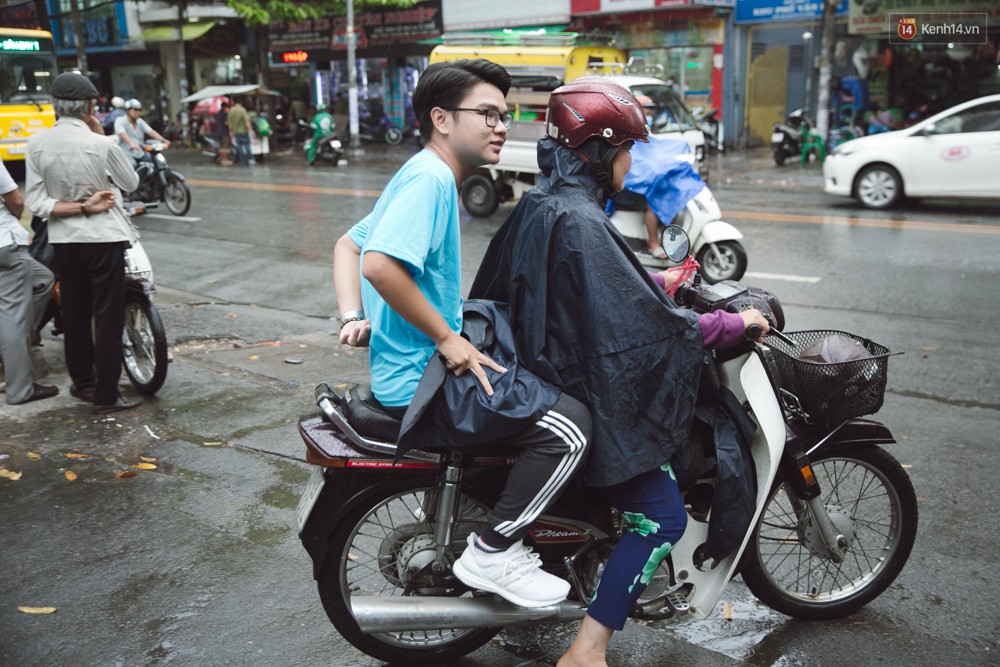Toàn cảnh kỳ thi vào lớp 10 Phổ thông năng khiếu: Những nụ cười tươi rói của phụ huynh khi biết con làm được bài - Ảnh 3.