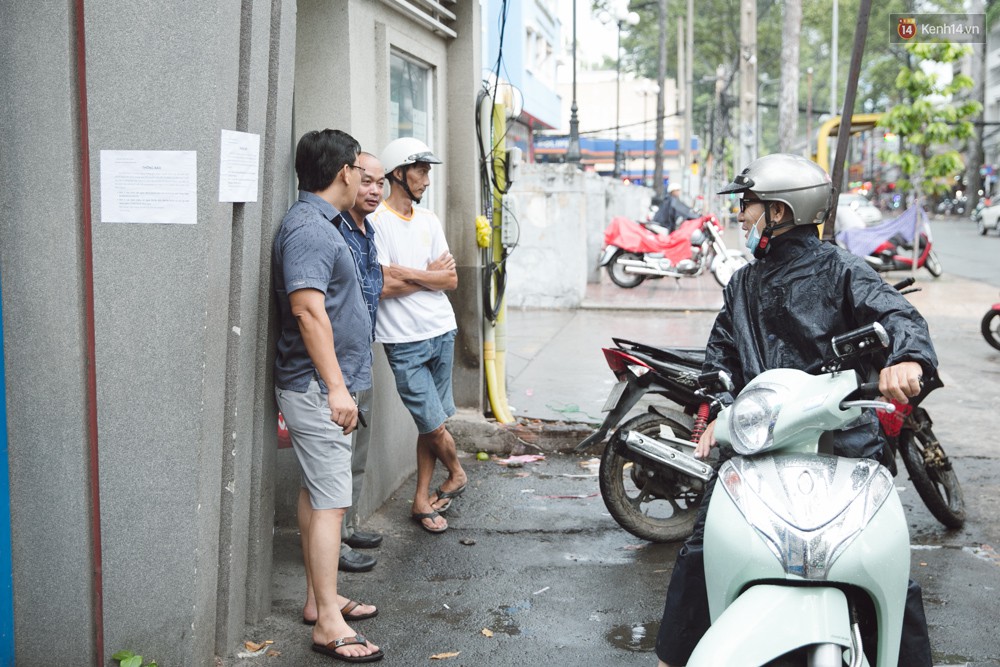 Toàn cảnh kỳ thi vào lớp 10 Phổ thông năng khiếu: Những nụ cười tươi rói của phụ huynh khi biết con làm được bài - Ảnh 1.