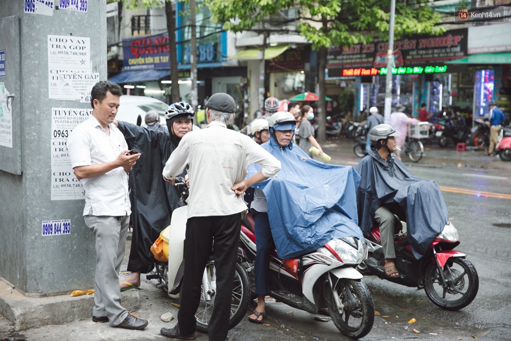 Toàn cảnh kỳ thi vào lớp 10 Phổ thông năng khiếu: Những nụ cười tươi rói của phụ huynh khi biết con làm được bài - Ảnh 2.