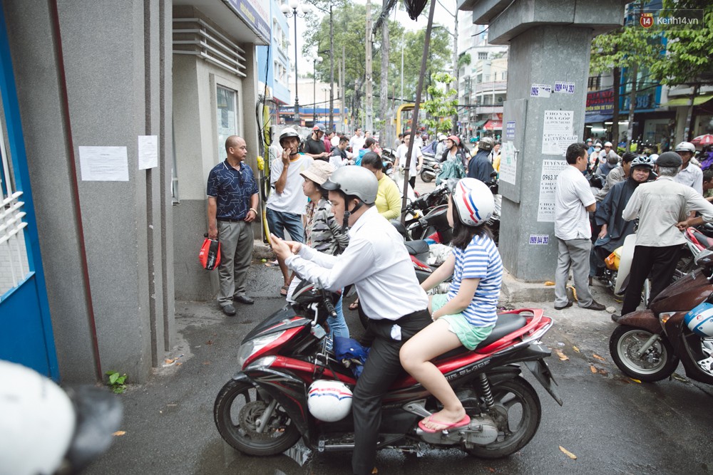 Toàn cảnh kỳ thi vào lớp 10 Phổ thông năng khiếu: Những nụ cười tươi rói của phụ huynh khi biết con làm được bài - Ảnh 13.