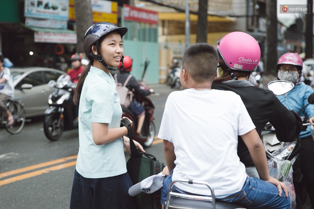 Toàn cảnh kỳ thi vào lớp 10 Phổ thông năng khiếu: Những nụ cười tươi rói của phụ huynh khi biết con làm được bài - Ảnh 15.