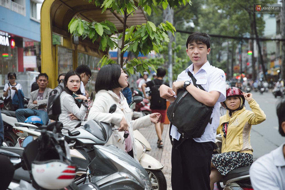 Toàn cảnh kỳ thi vào lớp 10 Phổ thông năng khiếu: Những nụ cười tươi rói của phụ huynh khi biết con làm được bài - Ảnh 16.